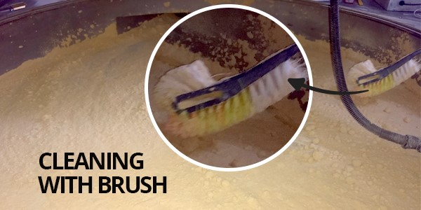 cleaning machine with brush